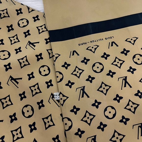 Louis Vuitton Monogram Silk Neck Muffler. - Picture 10 of 14